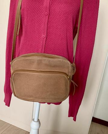Beige schoudertas van suede beschikbaar voor biedingen