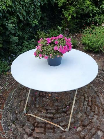 Bistrotafel.  beschikbaar voor biedingen