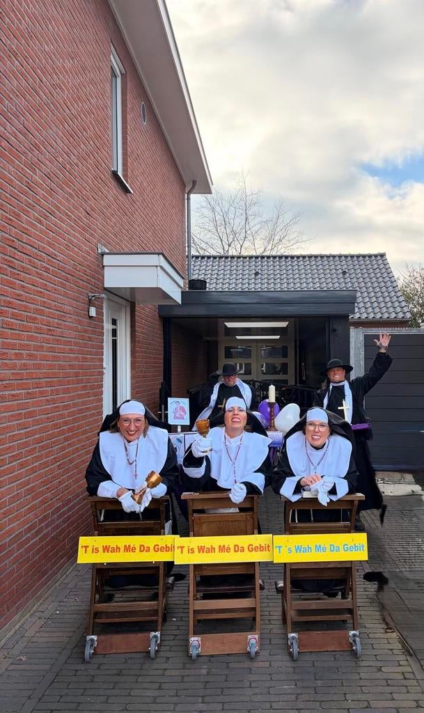 3 nonnen en 2 pastoor - met bidstoelen ‘T is Wa Me Da gebit”, Kleding | Dames, Ophalen, Zo goed als nieuw, Carnaval, Kleding