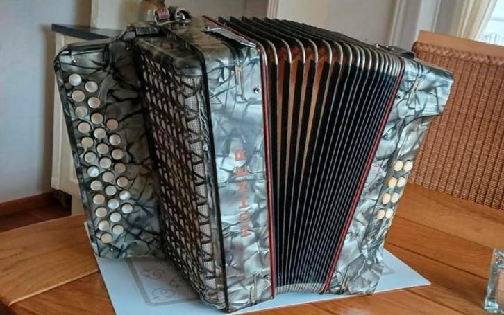 Vintage Hohner club IIB Vicrotia accordeon, Muziek en Instrumenten, Accordeons, Gebruikt, Overige formaten, Hohner, Ophalen