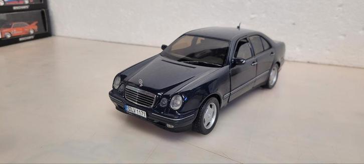 Sun Star Mercedes E 320  W210  donkerblauw, Hobby en Vrije tijd, Modelauto's | 1:18, Zo goed als nieuw, Auto, Sun Star, Ophalen of Verzenden