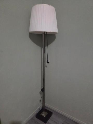 Staande lamp met witte kap beschikbaar voor biedingen