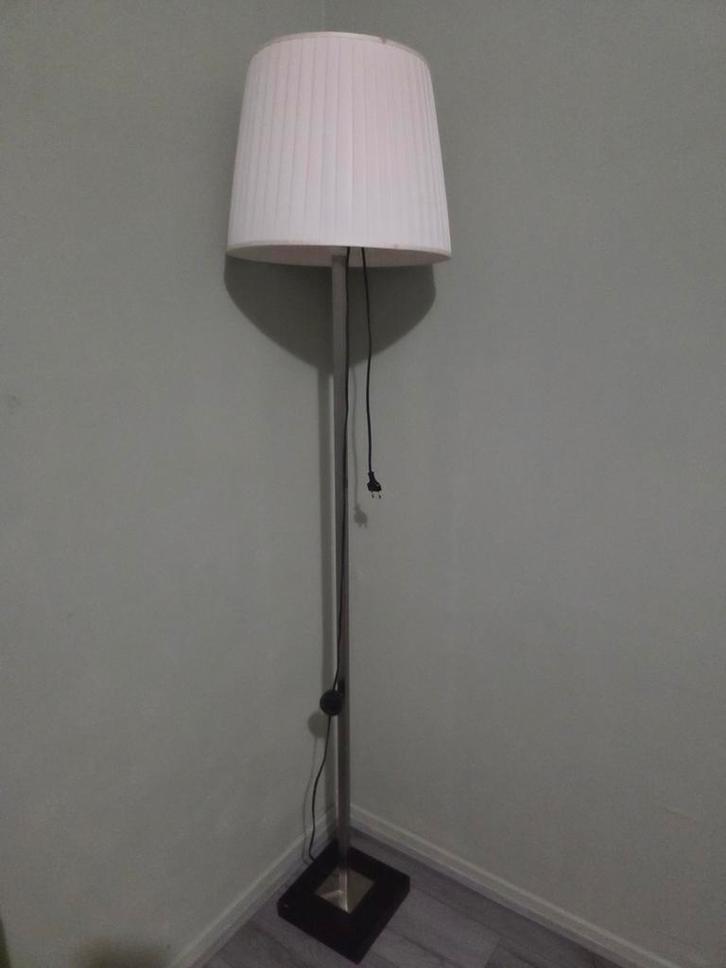 Staande lamp met witte kap, Huis en Inrichting, Lampen | Vloerlampen, Zo goed als nieuw, 150 tot 200 cm, Metaal, Stof, Ophalen of Verzenden