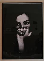 Trendy poster vrouw met vlinder in zwart houten lijst 102x72, Ophalen