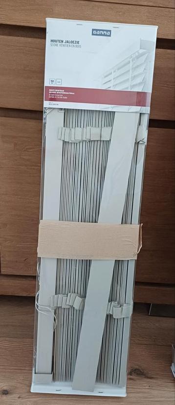 Nieuwe jaloezieen leem kleur. beschikbaar voor biedingen