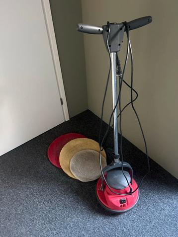 Vloerboenmachine met pads beschikbaar voor biedingen