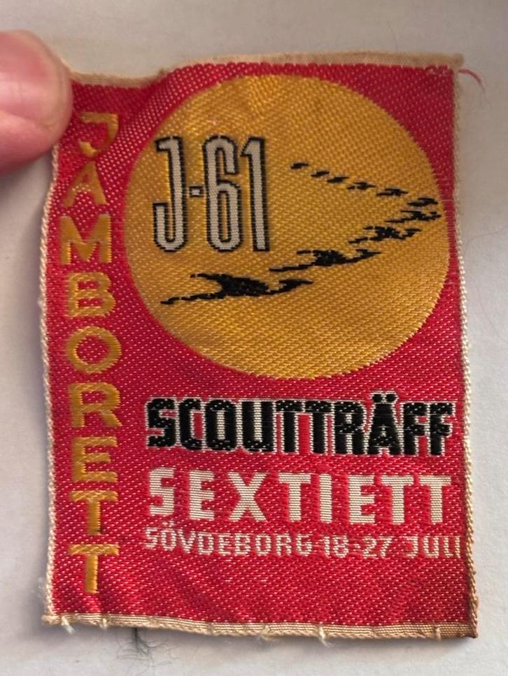 Scouting insigne J-61 Jamborette Sextiett – Zweden 1961, Verzamelen, Scouting, Gebruikt, Embleem, Speld of Insigne, Ophalen of Verzenden
