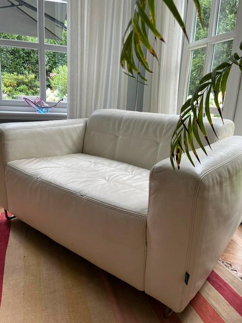 Mooie love seat in creme wit leer van L’Ancora, Huis en Inrichting, Banken | Sofa's en Chaises Longues, Gebruikt, Tweepersoons