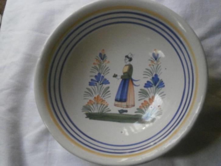 Mooi gemerkt Quimper schaaltje met klein chipje, Huis en Inrichting, Keuken | Servies, Gebruikt, Schaal of Schalen, Overige stijlen