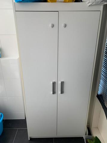 Kledingkast beschikbaar voor biedingen