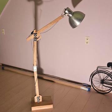 Nieuwe Lamp - Stijlvolle Vloerlamp beschikbaar voor biedingen