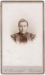 CDV - Vrouw Jurk Sieraad - Foto Boonstoppel Dordrecht, Verzamelen, Foto's en Prenten, Gebruikt, Foto, Ophalen of Verzenden, Voor 1940