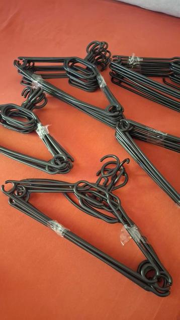 Nieuwe kunststof kledinghangers 46 stuks beschikbaar voor biedingen