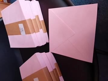 roze vierkante enveloppen  beschikbaar voor biedingen