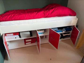 Bed te koop beschikbaar voor biedingen