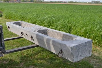 antieke arduinen trog van 2m86 lang beschikbaar voor biedingen