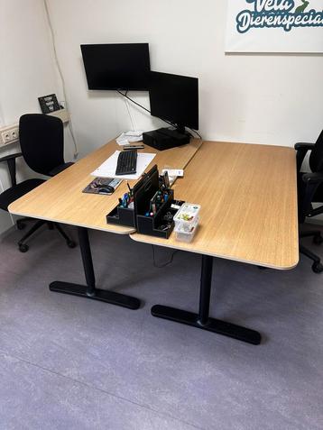Twee bureaus met twee bureaustoelen beschikbaar voor biedingen