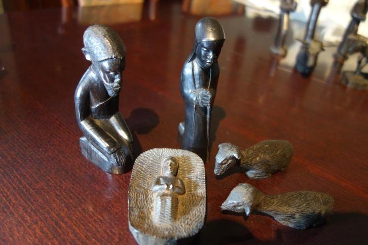 Kerststal 13 delig, ebbenhout  tot 19 cm Kenya., Antiek en Kunst, Kunst | Beelden en Houtsnijwerken, Ophalen