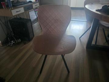 4 velvet licht roze stoelen beschikbaar voor biedingen