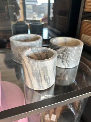 Marmeren houders 3x beschikbaar voor biedingen