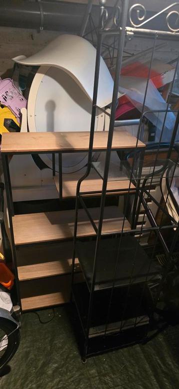 Houten en metalen stellingkast