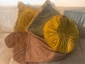 Zachte Bruine Plaid met Kussens beschikbaar voor biedingen