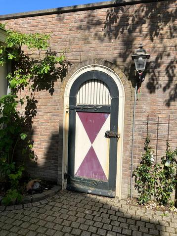 Antieke houten deur beschikbaar voor biedingen