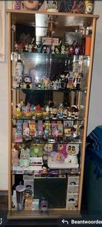 Ik zoek 2 Vitrinekasten met 6 glazen platen, Huis en Inrichting, Kasten | Vitrinekasten, Ophalen, Minder dan 50 cm, Glas, Modern