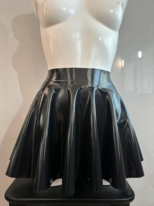 Latex full circle skater skirt black NEW, Kleding | Dames, Gelegenheidskleding, Zo goed als nieuw, Cocktailjurk, Zwart, Verzenden