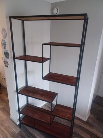 Unieke design kast beschikbaar voor biedingen