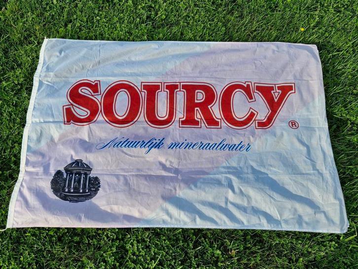 Sourcy mineraalwater, hoe lekker is dat!, Diversen, Vlaggen en Wimpels, Zo goed als nieuw, Ophalen of Verzenden