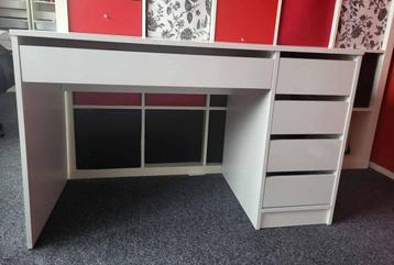 Wit bureau met grote lade en ladenblok beschikbaar voor biedingen