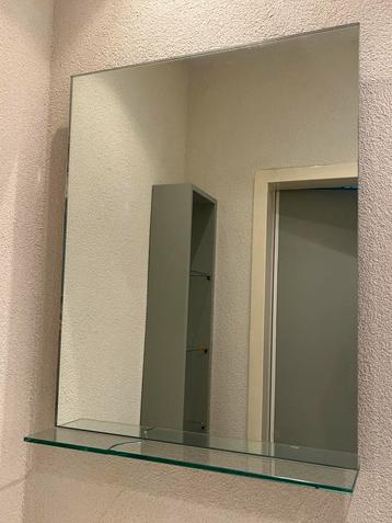 Mooie Spiegel met Glasplank beschikbaar voor biedingen