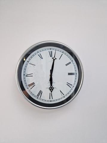Leuke klok met zinken rand. beschikbaar voor biedingen