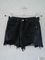 Korte Spijkerbroek - Pretty Little Thing - Maat 34 - B10, Kleding | Dames, Ophalen of Verzenden, Zo goed als nieuw, Zwart, W27 (confectie 34) of kleiner