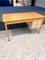 Houten bureau met lades, Huis en Inrichting, Bureaus, Ophalen, Gebruikt, Bureau