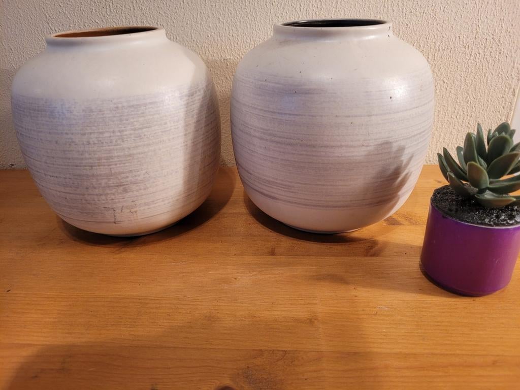 2x identieke vintage vazen vaas wit grijs witte Germany, Wit, Aardewerk of Porselein, Ophalen of Verzenden, Zo goed als nieuw