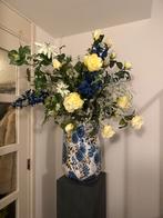 Prachtige vaas met zijden bloemen, Huis en Inrichting, Woonaccessoires | Vazen, Overige materialen, Blauw, Ophalen of Verzenden