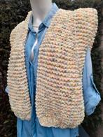 Nieuw handgebreid capsized gemêleerd Gilet model Kiro by Kim, Ophalen of Verzenden, Nieuw, Geel