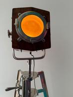 Houten theater spotlight vloerlamp op driepoot, Huis en Inrichting, Lampen | Vloerlampen, Ophalen, Vintage, Zo goed als nieuw