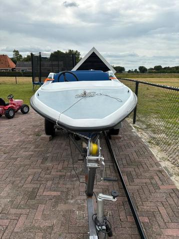 Nette boot met kanteltrailer beschikbaar voor biedingen