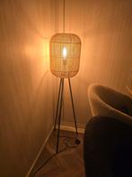 Staande lamp met rieten lampenkap, Huis en Inrichting, Ophalen, Zo goed als nieuw, Rotan/industrieel, 150 tot 200 cm