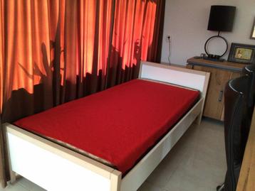 Een persoon bed. beschikbaar voor biedingen