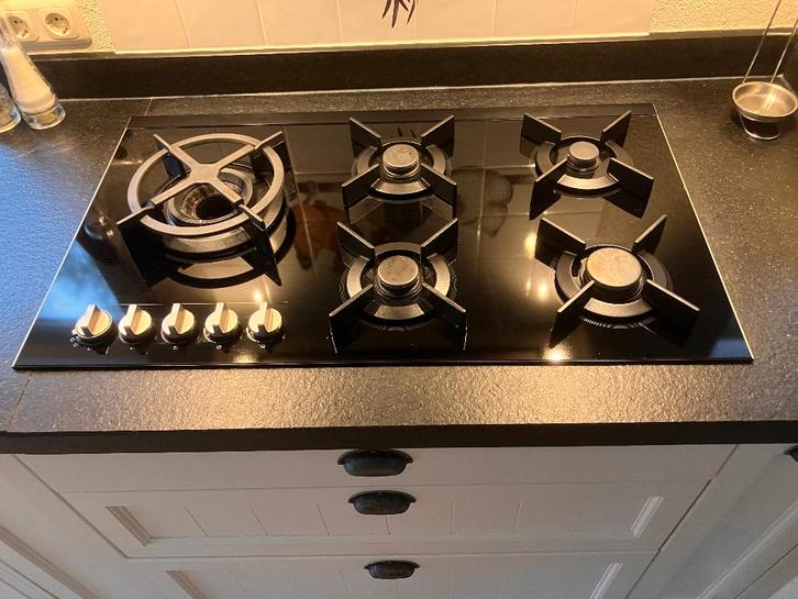 Mooi Atag 5 pits gaskookplaat van glas met 1 wok brander!, Witgoed en Apparatuur, Kookplaten, Gebruikt, Inbouw, Gas, 5 kookzones of meer