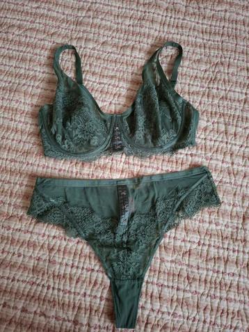 Prachtig setje van Hunkemoller. Groen bh 75G en string L beschikbaar voor biedingen