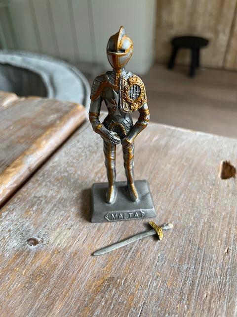Vintage tinnen beeldje. Ridder met zwaard Malta. Soldaat tin, Verzamelen, Beelden en Beeldjes, Zo goed als nieuw, Mens, Ophalen