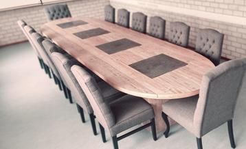 Ovale steigerhouten tafel, met 14 stoelen ca. 4,50 m lang beschikbaar voor biedingen