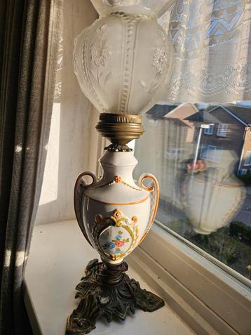 Antieke Lamp met Bloemmotief beschikbaar voor biedingen