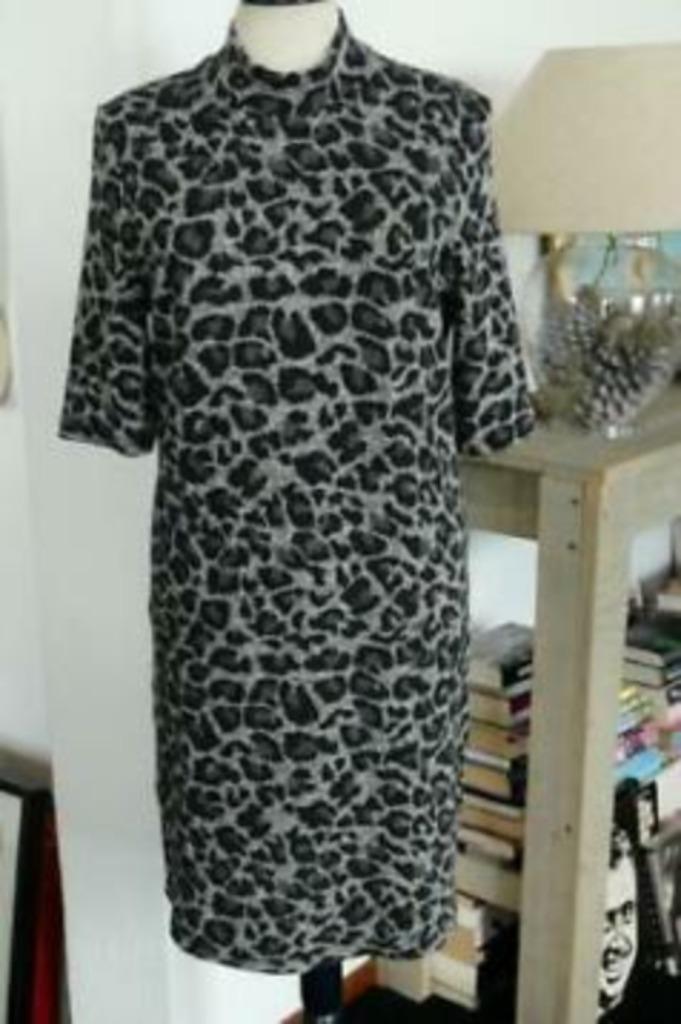 Leuk dierenprint jurkje Penn & Ink N.Y., grijs/antraciet 36, Kleding | Dames, Jurken, Zo goed als nieuw, Maat 36 (S), Grijs, Boven de knie