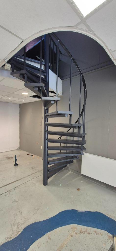 Wenteltrap 3,0 meter hoog, Doe-het-zelf en Verbouw, Ladders en Trappen, Gebruikt, Trap, 2 tot 4 meter, Ophalen